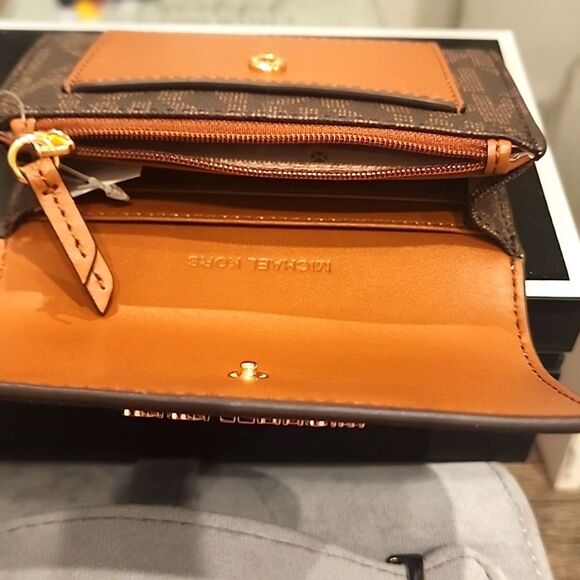 Michael Kors Jet Set Medium 2-In-1 Wallet - Picture 7 of 12